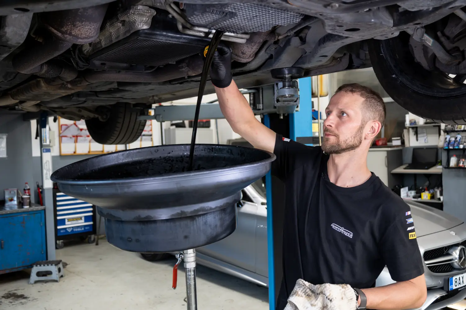 Výměna oleje v automatické převodovce BMW xDrive Praha – autoservis Performance Team